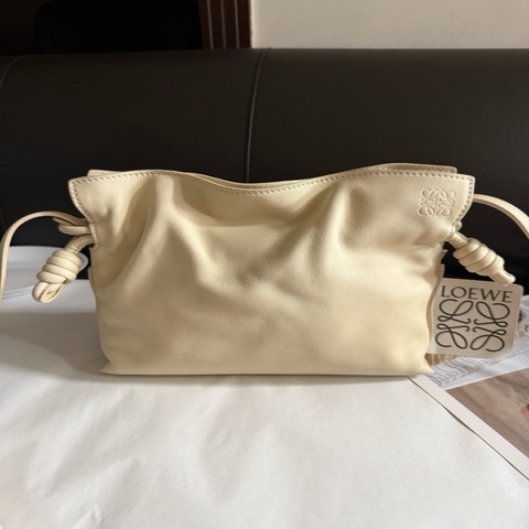 99新 LOEWE羅意威 白色牛皮Flamenco福袋單肩斜挎包手拿包 米白色 有肩帶