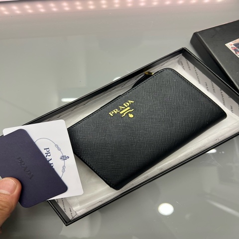 Prada 防刮牛皮中夾  9新 有卡有盒  鈔票可以平放卡層多 專櫃33500  極好用