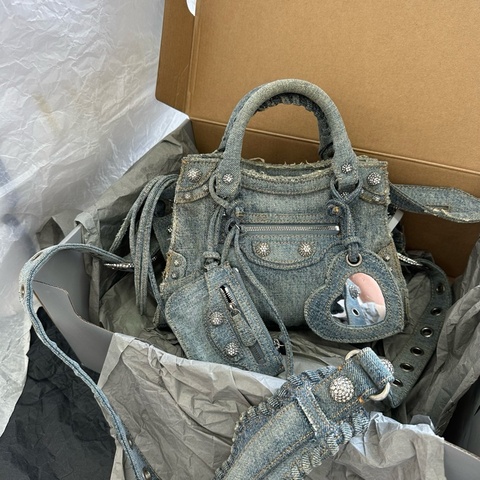 巴黎世家/Balenciaga NEO CAGOLE CITY 棉 長38.9 x 高24.9 x 寬17.0釐米    專櫃價26900。