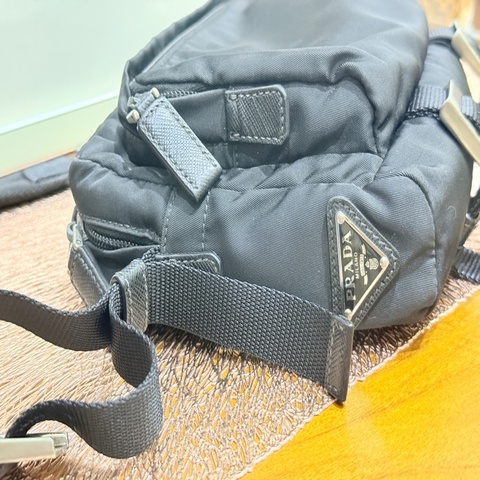 88新✨男生的帥包 好輕 好揹很好用的 經典黑色尼龍 PRADA斜背包