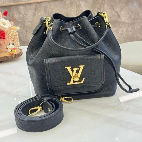 LV M57687 LOCKME BUCKET BAG 黑色水桶包