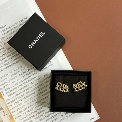 ::CHANEL:: ABA271 金色水鑽字母 愛心綴飾貼耳 耳環