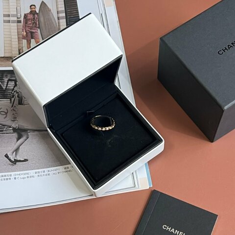 J11786 高級珠寶系列 ::CHANEL:: 18K BEIGE米色金 玫瑰金 菱格紋圖騰鑲鑽 Coco Crush 窄版戒指