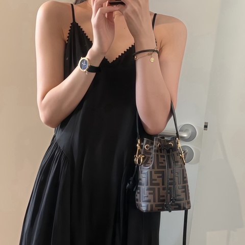 我就是喜歡一包兩背😍Fendi 經典老花水桶包