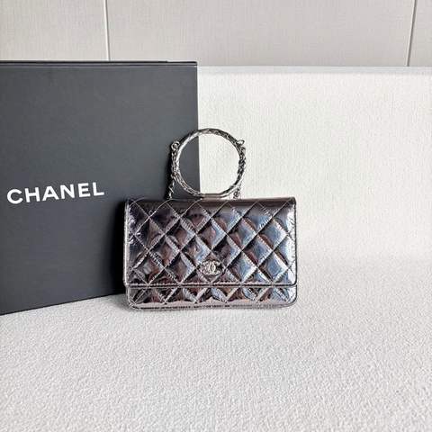 【威選精品】  ✨ CHANEL 太空銀爆裂紋圓環手柄 WOC ✨