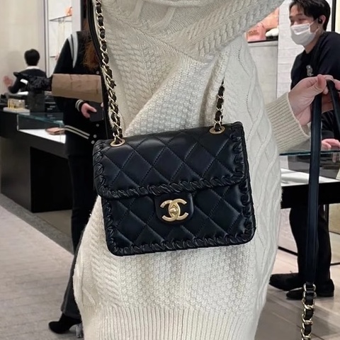 💎Chanel香奈兒｜黑金菱格羊皮編織牛皮滾邊 金幣 豆腐包｜98新芯片款