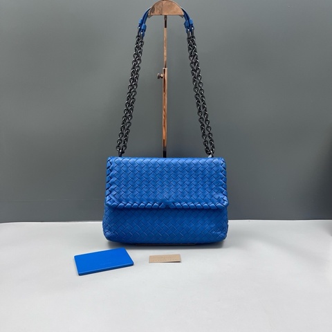 Bottega Veneta 葆蝶家奧林匹亞中號藍色 尺寸24*15*7。