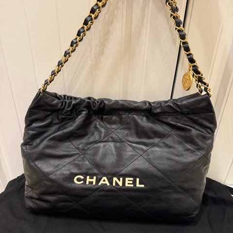 Chanel 22bag 限量黑底白字小號