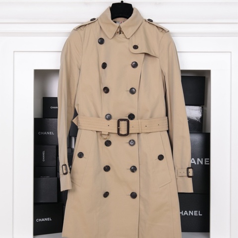 Burberry卡其色双排扣收腰两口袋风衣外套