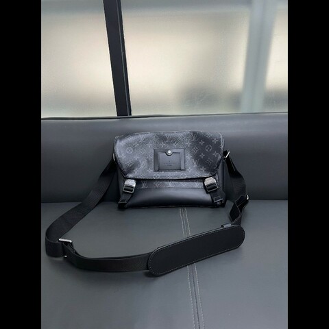 Lv voyager
黑武士邮差包 小號