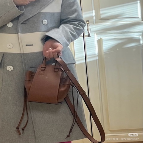 【威選精品】🤎 LOEWE Hammock Mini 吊床包｜焦糖棕 抽繩款 🤎