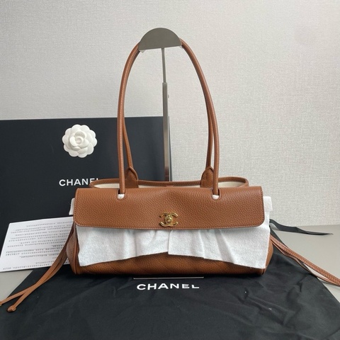 Chanel香奈兒🖤 26S法棍焦糖色荔枝皮金扣💛 全新✨ 芯片款💕 尺寸：32×14 附件：塵袋 包裝盒 購證