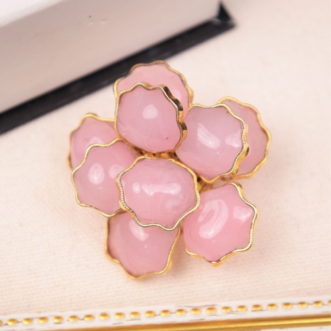 Chanel 樱花粉琉璃素金滚边立体山茶花胸针