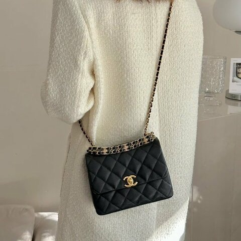 CHANEL - 黑色金釦牛皮雙鍊下蓋肩側背包