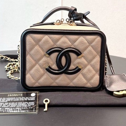 chanel 香奈兒米黑荔枝皮化妝包，配件如圖