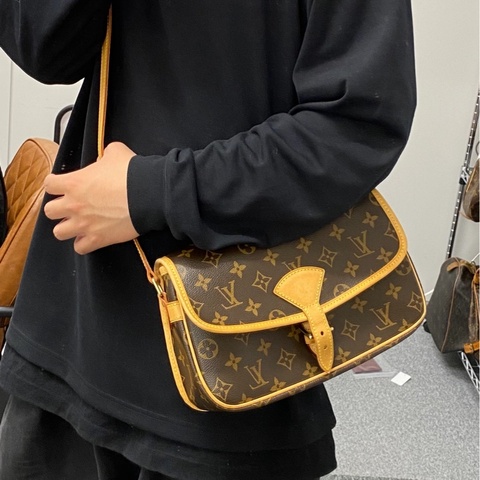 【姐妹快來撿漏😆新款一半價錢👍🏻】LV中古老花法棍郵差包