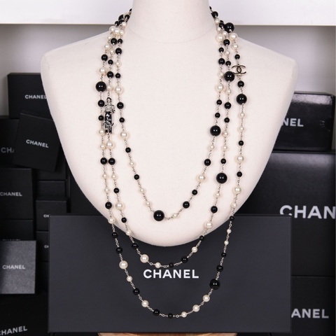 Chanel 11年黑白珍珠珐琅coco小姐人像三层长项链毛衣链
