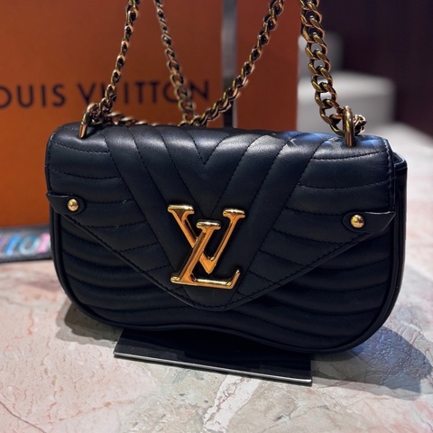 Louis Vuitton 路易威登 黑色斜挎包  有彩色字母手提