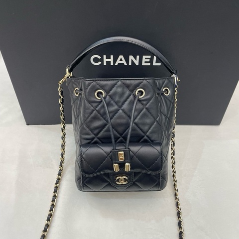 Chanel香奈兒 抽繩手提包斜挎包單肩包小水桶包 黑色金扣芯片款。