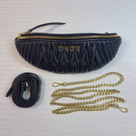 95新 miumiu繆繆黑金腰包底長24cm