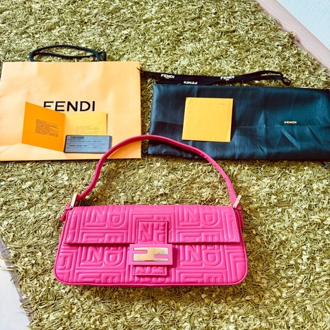 FENDI 粉紅 LOGO 壓花NAPA皮革法棍包（紙袋、防塵套、卡）絕版珍藏、看圖看內文