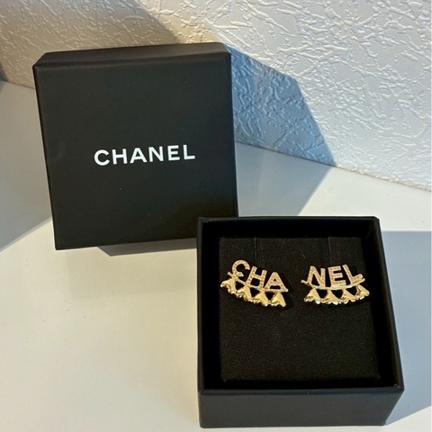 Chanel 字母下愛心耳環✨✨