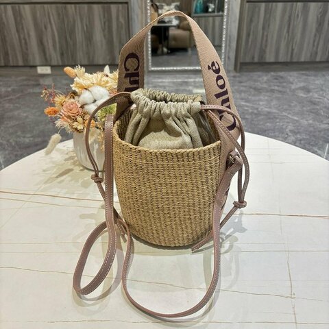 *SHIHNA名牌精品*Chloé Woody 小型 字母刺繡織草編水桶包(粉色)