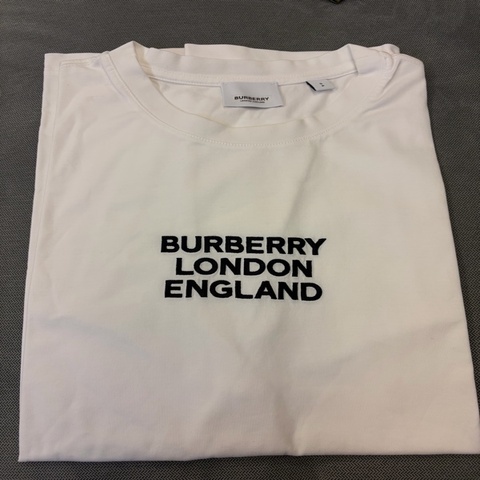 Burberry 經典白T