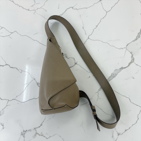 莉亞精品♡ Loewe Anton 胸包 墨綠色 二手美包