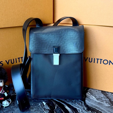 98新💫 LV 路易威登 黑色 男士牛皮翻蓋單肩包斜挎包