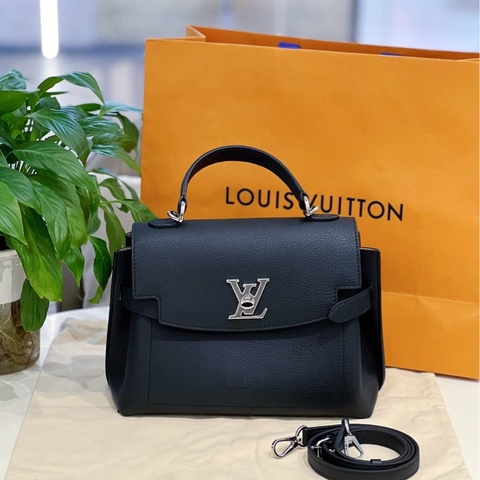 99新❤️Lv lockme ever 黑銀牛皮手提單肩斜挎包，芯片款