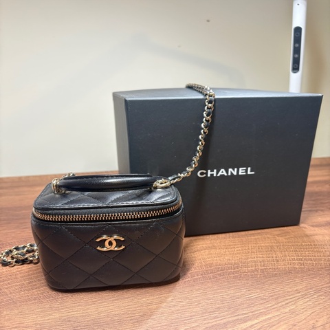 【CHANEL 香奈兒】經典金色雙C LOGO菱格小羊皮拉鍊手提/斜背小方包（黑 AP2198L-BLK-GP）