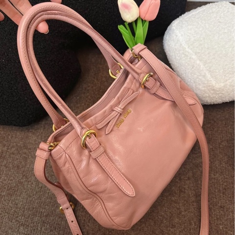 Miu Miu • 經典蝴蝶結蜜桃粉油臘皮斜背包 🈶原廠背帶