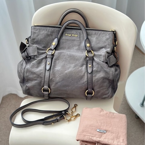Miu Miu • 經典灰色油臘皮機車包🈶原廠背帶