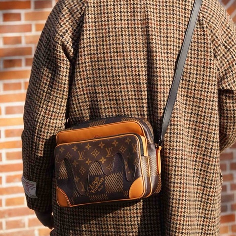 Louis Vuitton 路易威登 NIGO聯名款郵差包！26*9*21  芯片