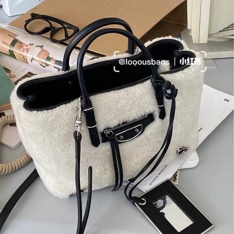 Balenciaga • 黑白熊貓羊羔毛機車包 🈶原廠背帶