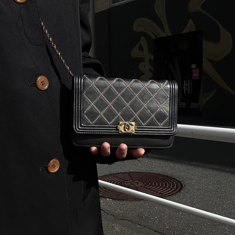 Chanel • 經典Le Boy黑金外縫線牛皮Woc