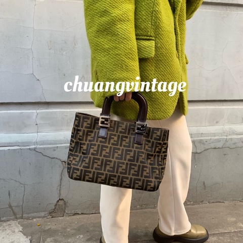 Fendi • 經典帆布老花FF銀釦手提包 超模同款