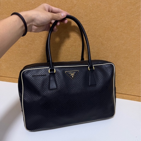 Prada • 經典黑金長柄公文包 Plume 35