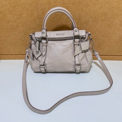 Miu Miu • 經典裸粉色蝴蝶結油臘皮機車包 🈶原廠背帶