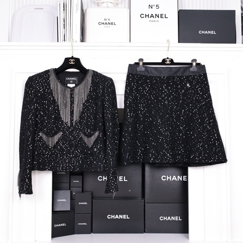 Chanel 02年秀款黑色亮片金属链条流苏滚边猫头鹰扣两口袋上衣外套半裙套装