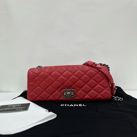Chanel香奈兒CF復古銀扣 季節款紅色，主扣精緻好看，底長26cm 鐳射21開