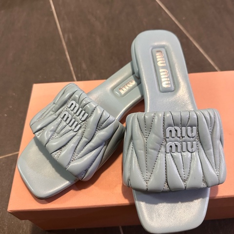 Miu Miu 凉鞋 拖鞋 凉托 经典皱皱真皮 平底露扯一字拖