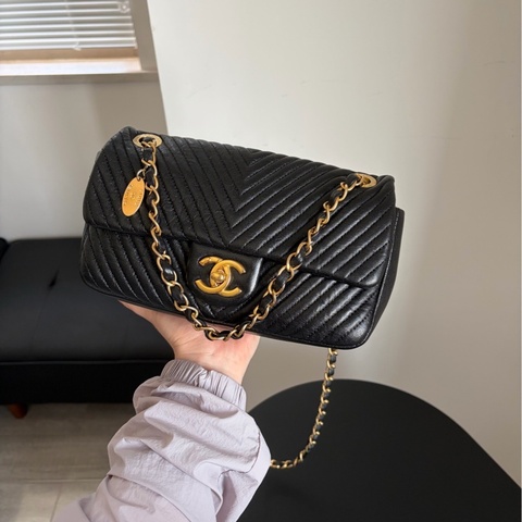 Chanel • 經典黑金山形紋牛皮Cf口蓋包