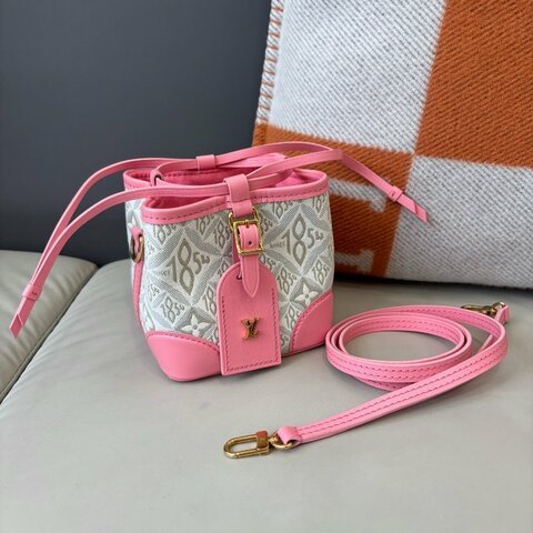 近新品 路易威登/Louis Vuitton 1854繫列燒麥水桶包 櫻花粉配皮拼灰白色帆佈 芯片款