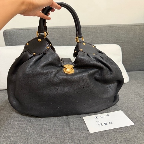 Louis Vuitton 的經典 Mahina 系列皮革肩背包