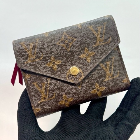 LOUIS VUITTON Victorine 老花帆布芭蕾粉內襯 三折信封短夾 M41938