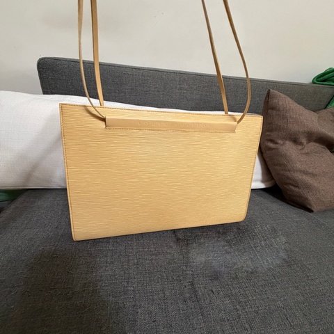 Louis Vuitton（路易威登） #Epi #肩背包#手提包  Epi Saint Tropez 肩背包。