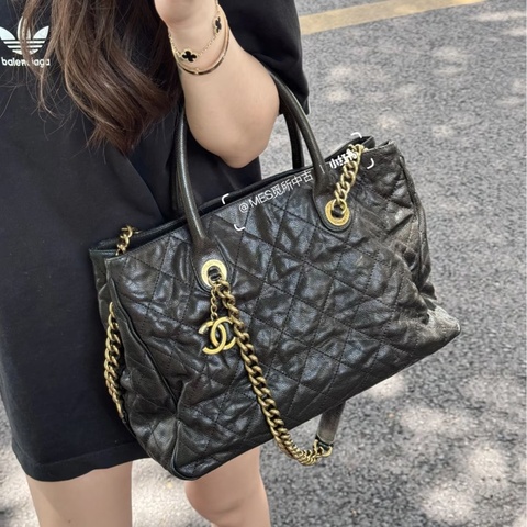 Chanel • 經典黑金荔枝牛皮保齡球包 🈶保卡