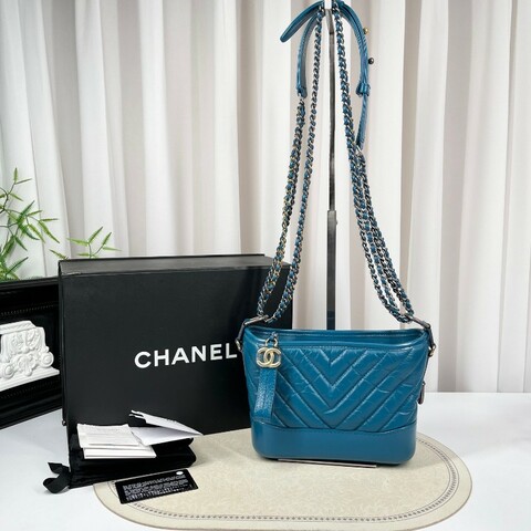 CHANEL 藍色V紋牛皮 流浪包